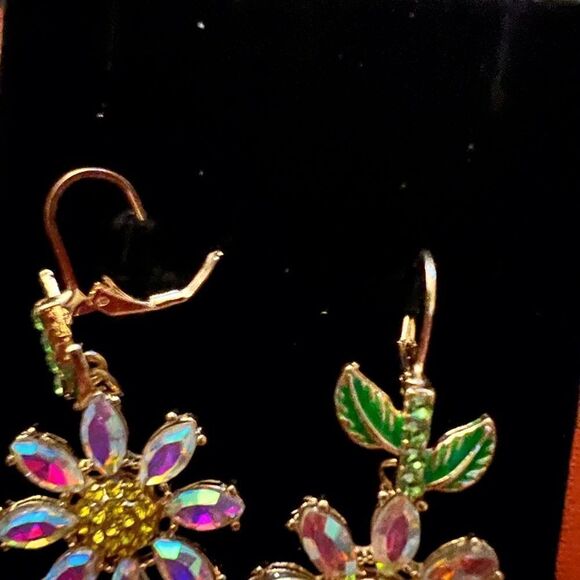 🌼 Betsey Johnson NEW CRYSTAL DROP DANGLE DAISY EARRINGS 🌼 - Picture 5 of 7